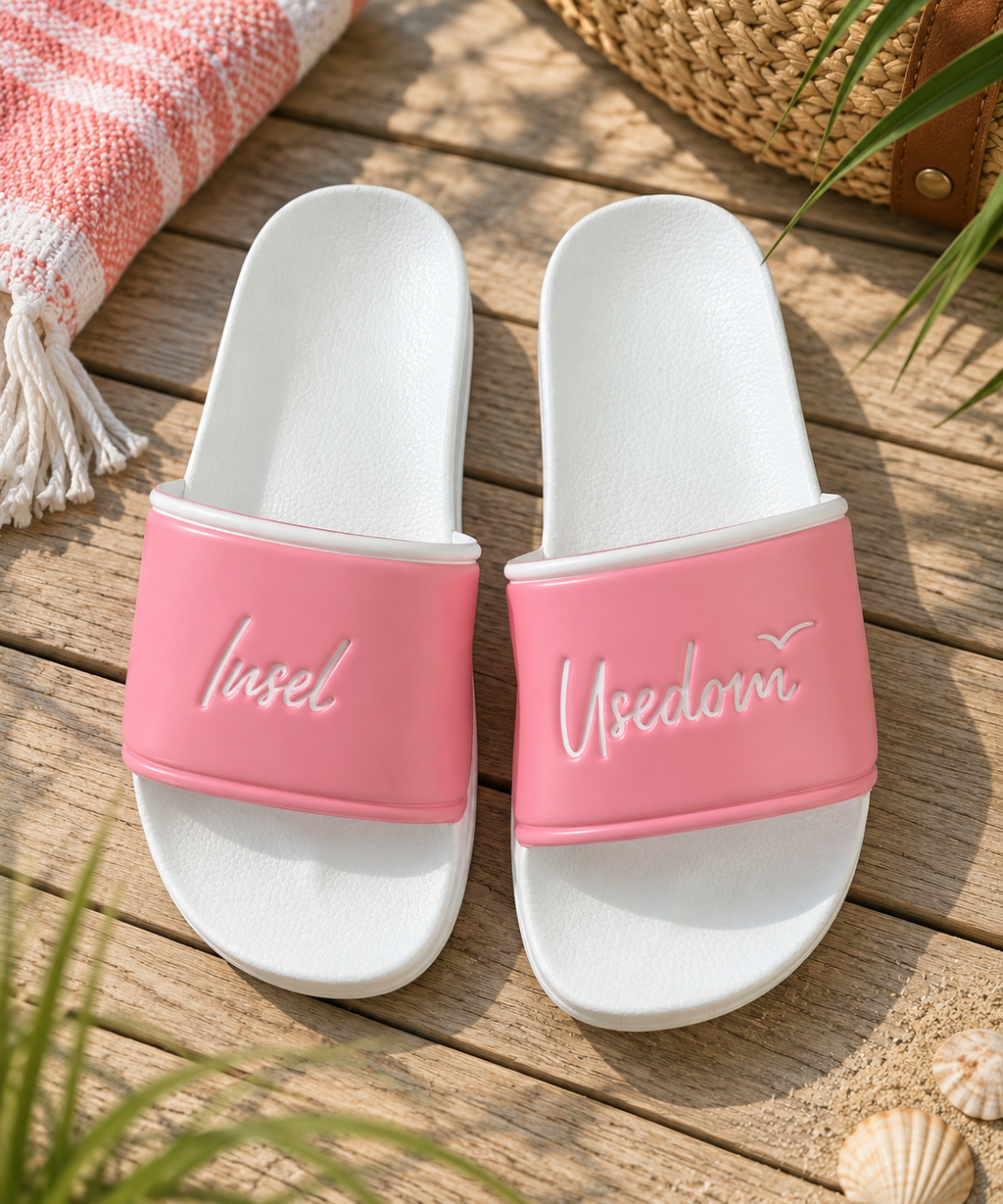 Badelatschen „Insel Usedom“ – Koralle/Weiß | Strandschuhe mit Usedom-Design