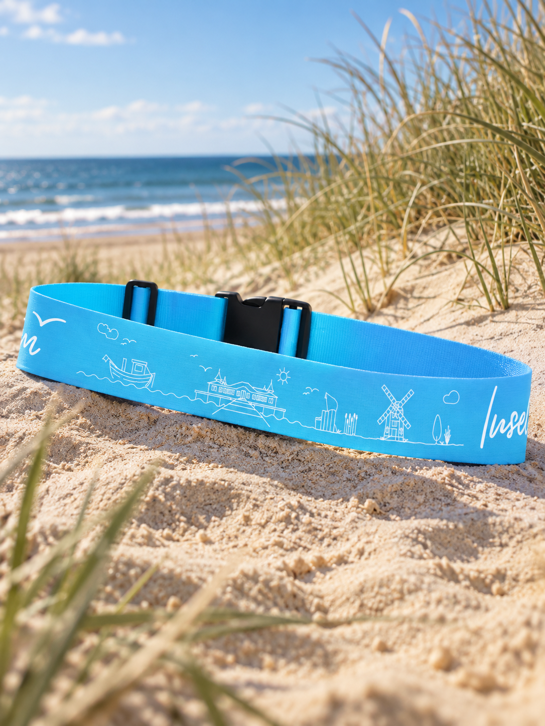 Kofferband „Skyline Insel Usedom“ – Hellblau | Reise-Accessoire mit Usedom-Design